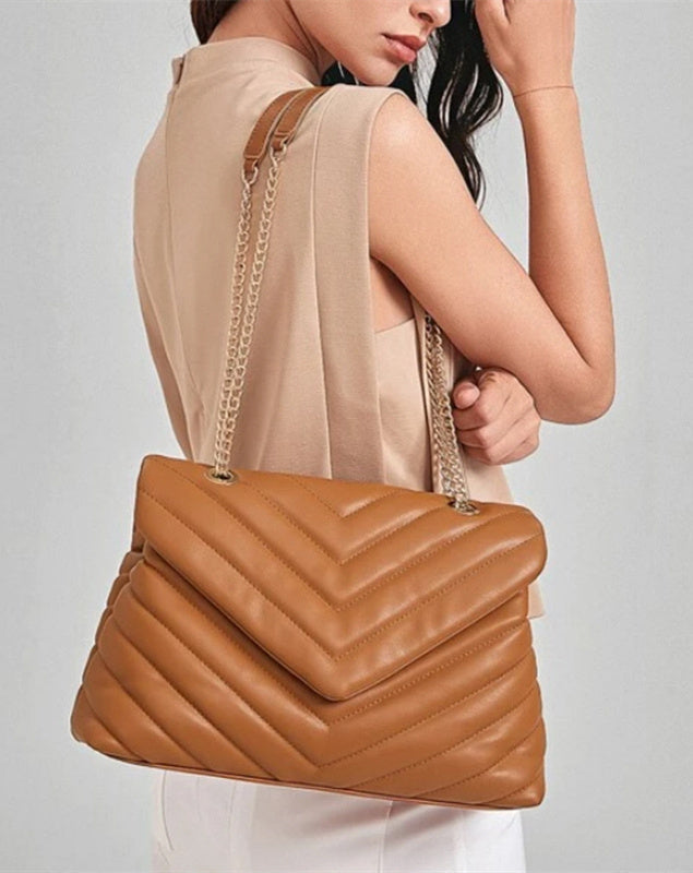 Woman V-SHAPED QUILTED SHOULDER BAG