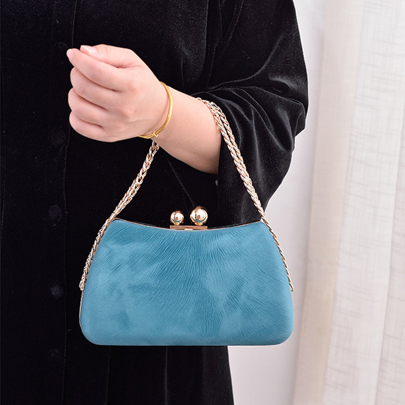 Vintage look fashion chain handbag closure