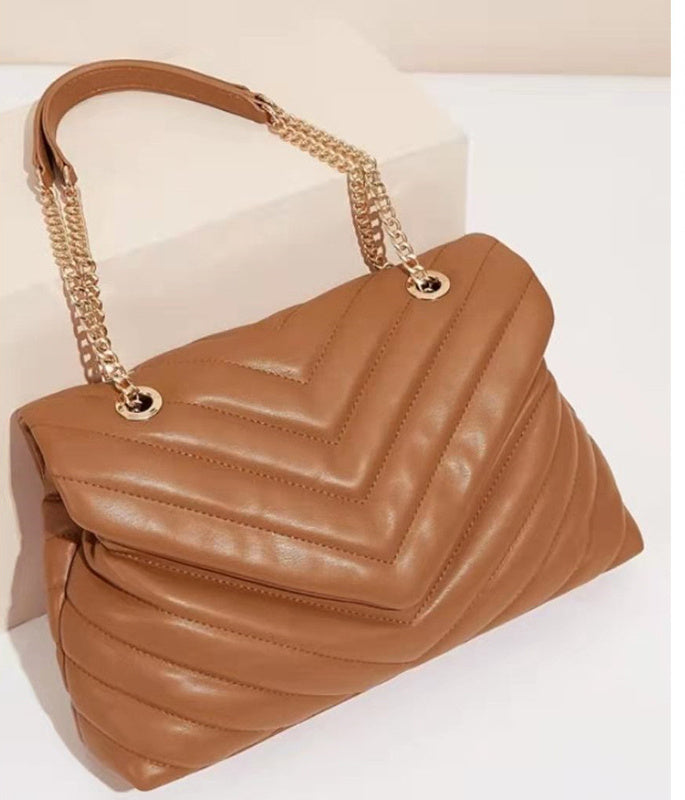 Woman V-SHAPED QUILTED SHOULDER BAG