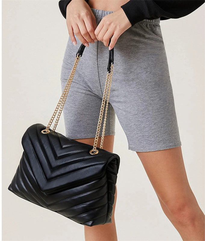 Woman V-SHAPED QUILTED SHOULDER BAG