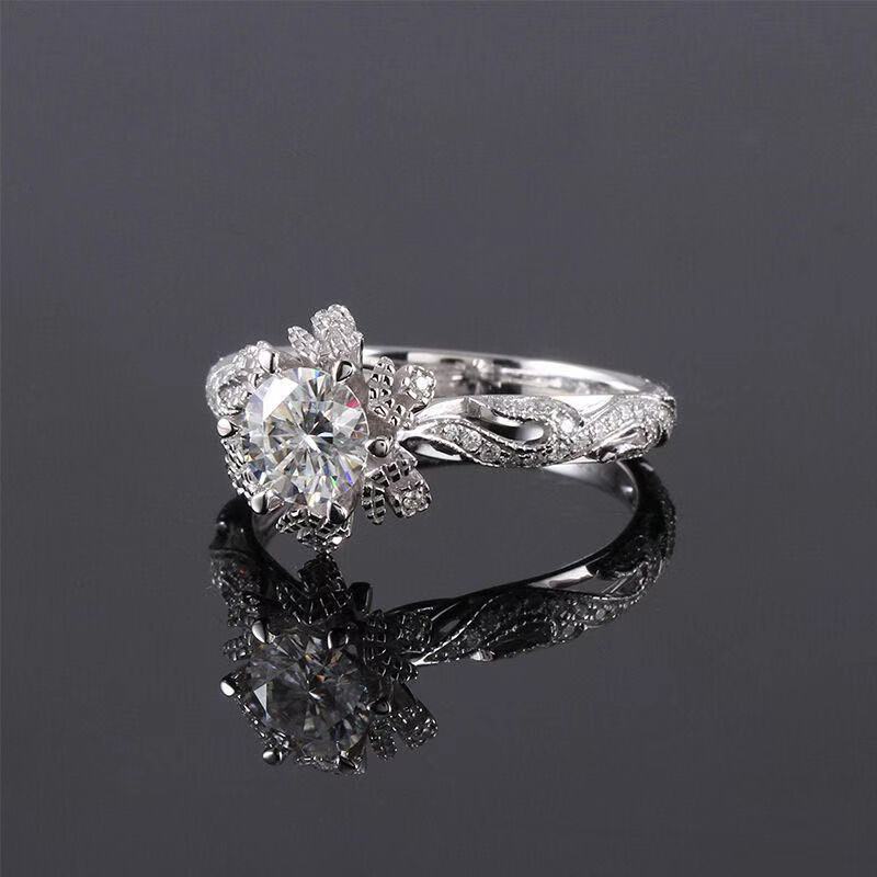 Women's Vintage Hollowed-out Moissanite Diamond Ring