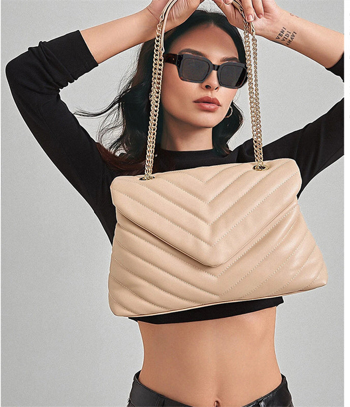 Woman V-SHAPED QUILTED SHOULDER BAG