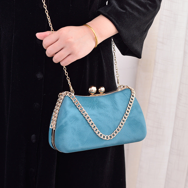 Vintage look fashion chain handbag closure